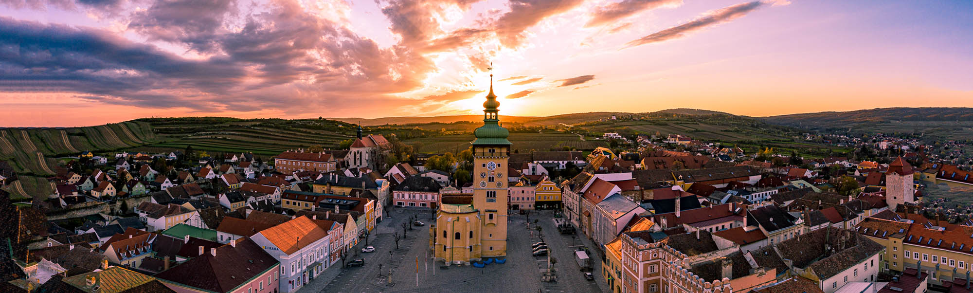Der Turm am Hauptplatz von Retz bei Sonnenuntergang.